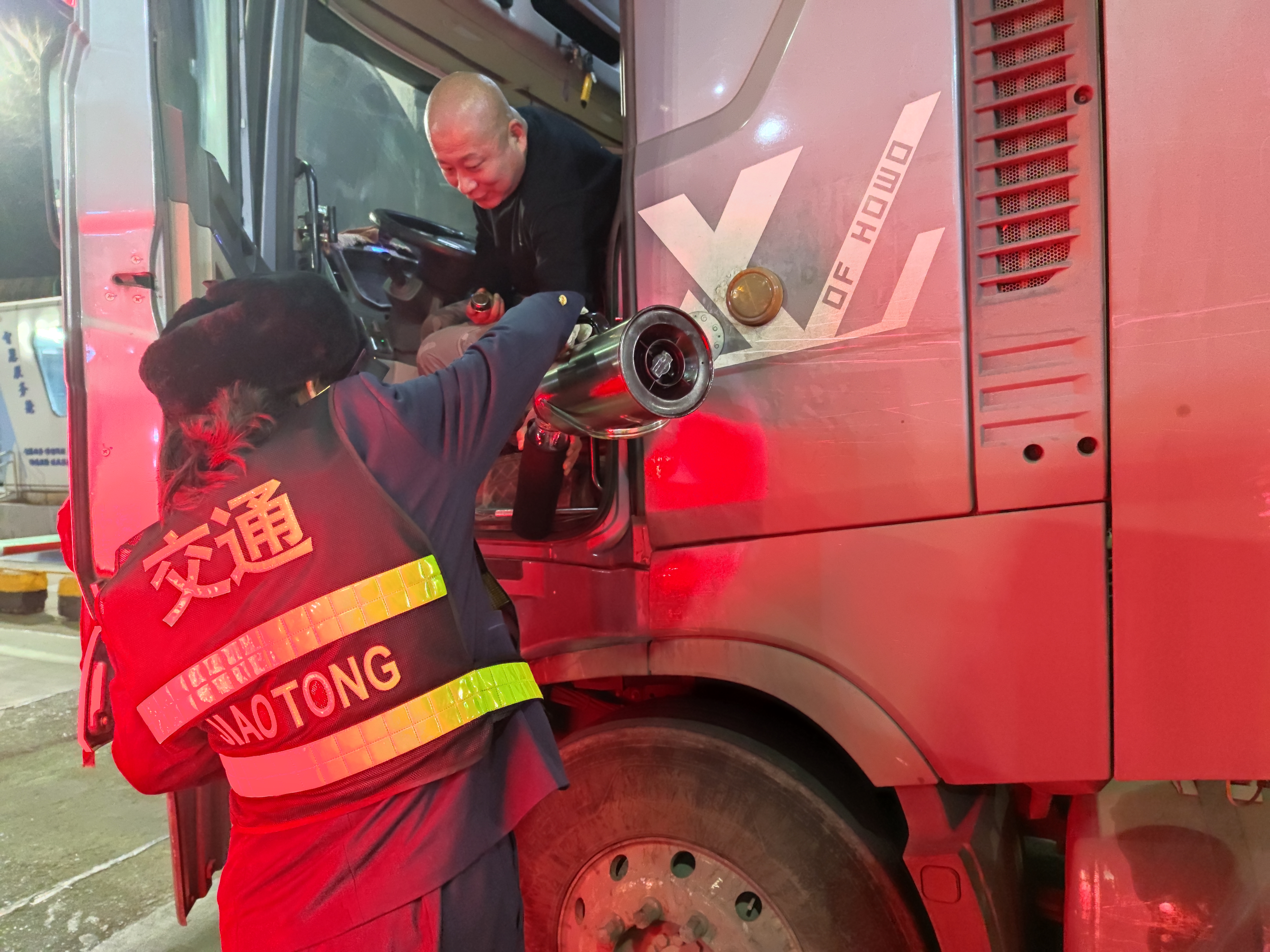 京秦分公司秦皇岛东收费站：寒冬递温情 收费站里暖人心