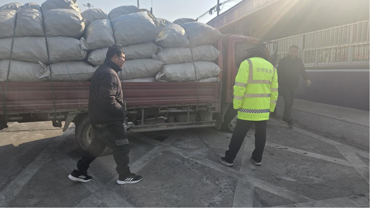 京秦分公司唐山北收费站:及时伸援手 帮助故障车