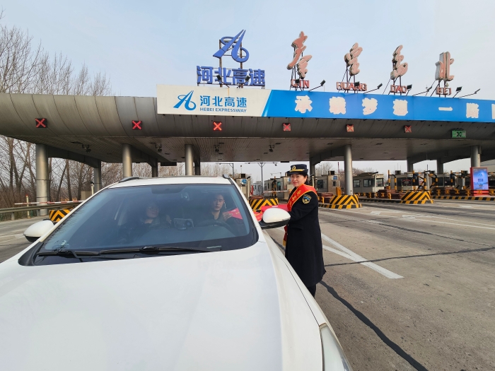 2.10秦北站向过往司乘发放新春大礼包