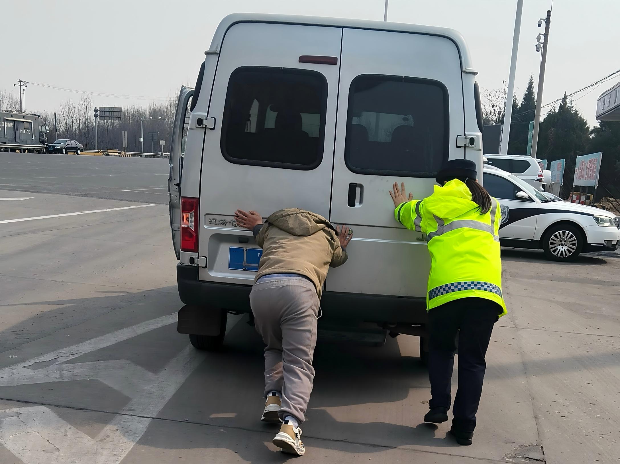 京秦分公司唐山北收费站：货车抛锚堵车道 暖心援手保畅通