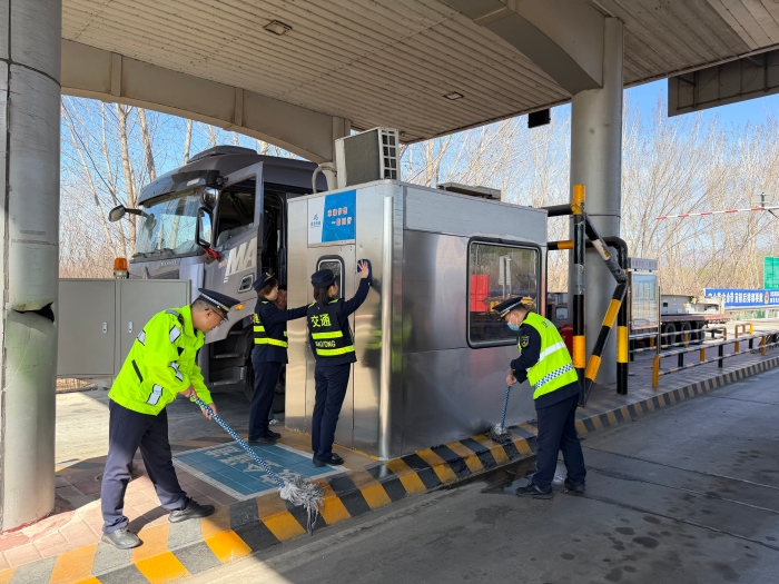 3.30秦北站收费班打扫车道卫生