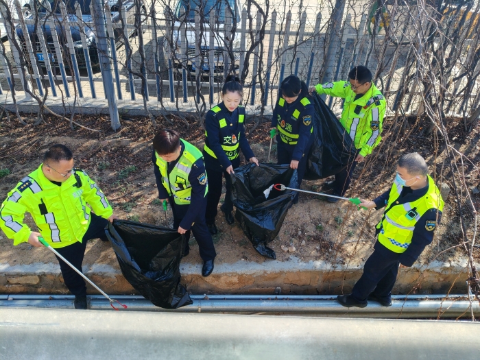 4.7秦北站打扫边沟卫生