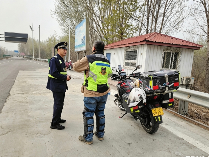 4.16秦北站工作人员劝导摩托车驾驶员