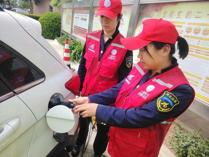 京秦分公司抚宁收费站：暖心相助，为亏电车辆紧急“续航”