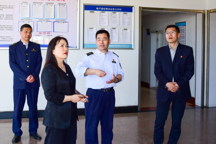 4月29日分公司纪委书记刘春岩到榛子镇收费站督导检查 (3)