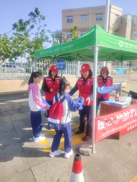 京秦分公司抚宁收费站开展“暖心高速 温馨同行”志愿服务活动