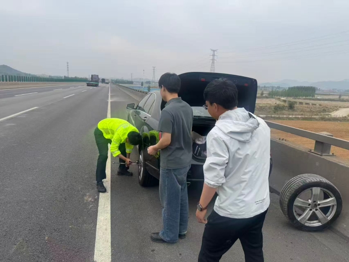 2026.5.9车辆爆胎滞留高速 京秦分公司迁安保通保畅应急大队暖心护航显担当2