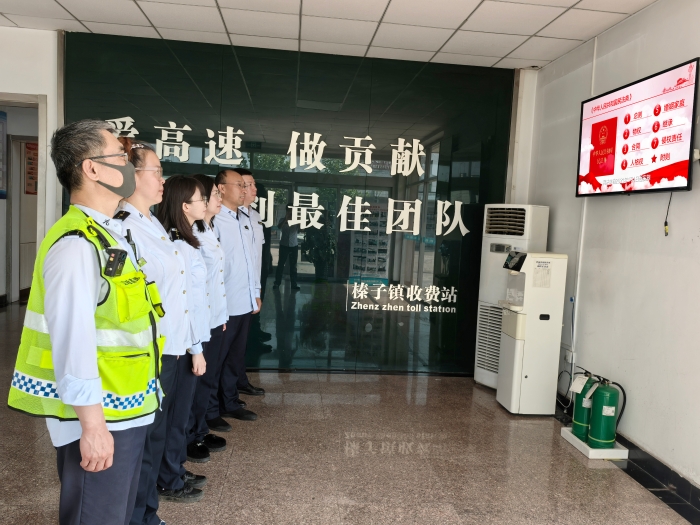 利用宿办楼大厅电视观看民法典宣传片