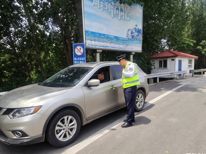 6.1秦北站工作人员帮助司乘开具发票