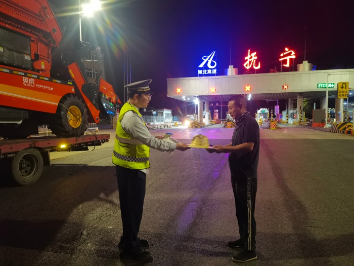 6.12京秦分公司抚宁收费站：暖心护航“三夏”