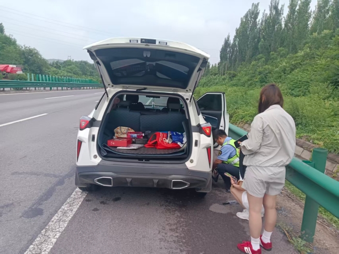 高速路上突发爆胎 京秦分公司迁安保通保畅应急队员6分钟暖心施救