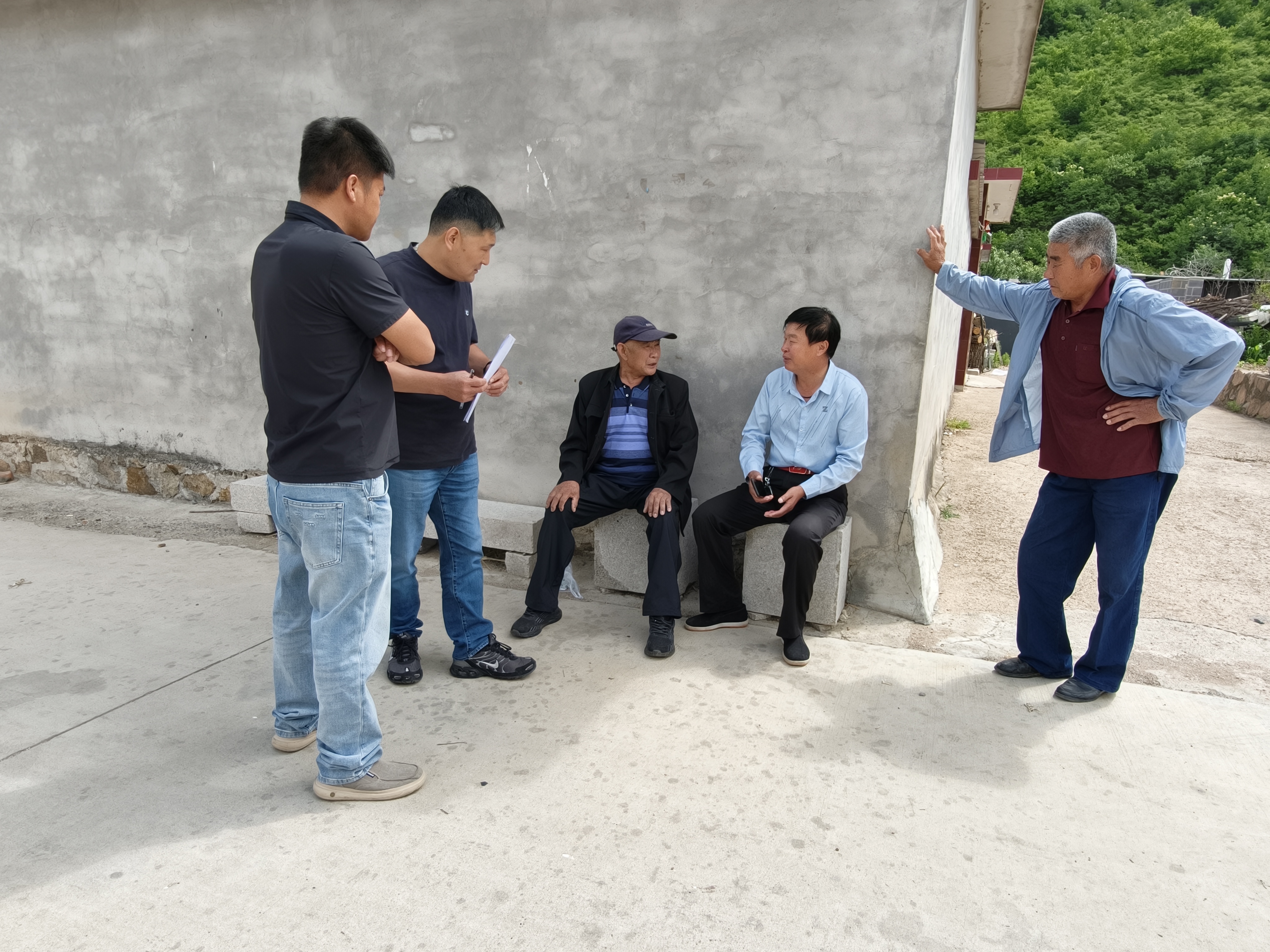 走村入户察民情 凝心聚力办实事 ——京秦分公司驻村工作队协同南沟村“两委”深入开展大排查大走访活动  