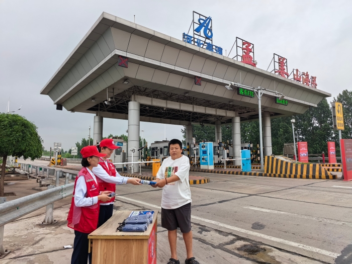 京秦分公司孟姜收费站：安全宣传进道口 暖心护航出行路6