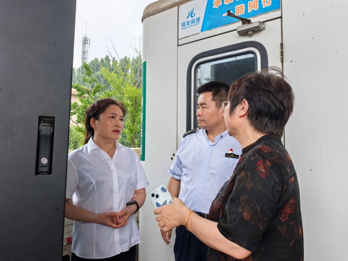 7月2日纪委书记刘春岩到榛子镇收费站慰问一线职工 (3)