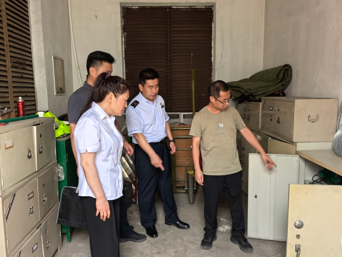 7月2日纪委书记刘春岩到榛子镇收费站慰问一线职工 (1)