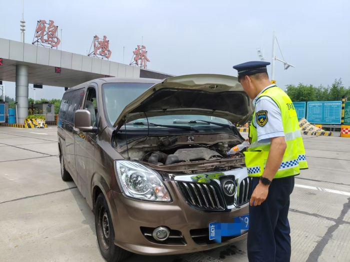 车辆故障滞留收费车道 京秦分公司鸦鸿桥收费站工作人员暖心推车解民忧 (2)