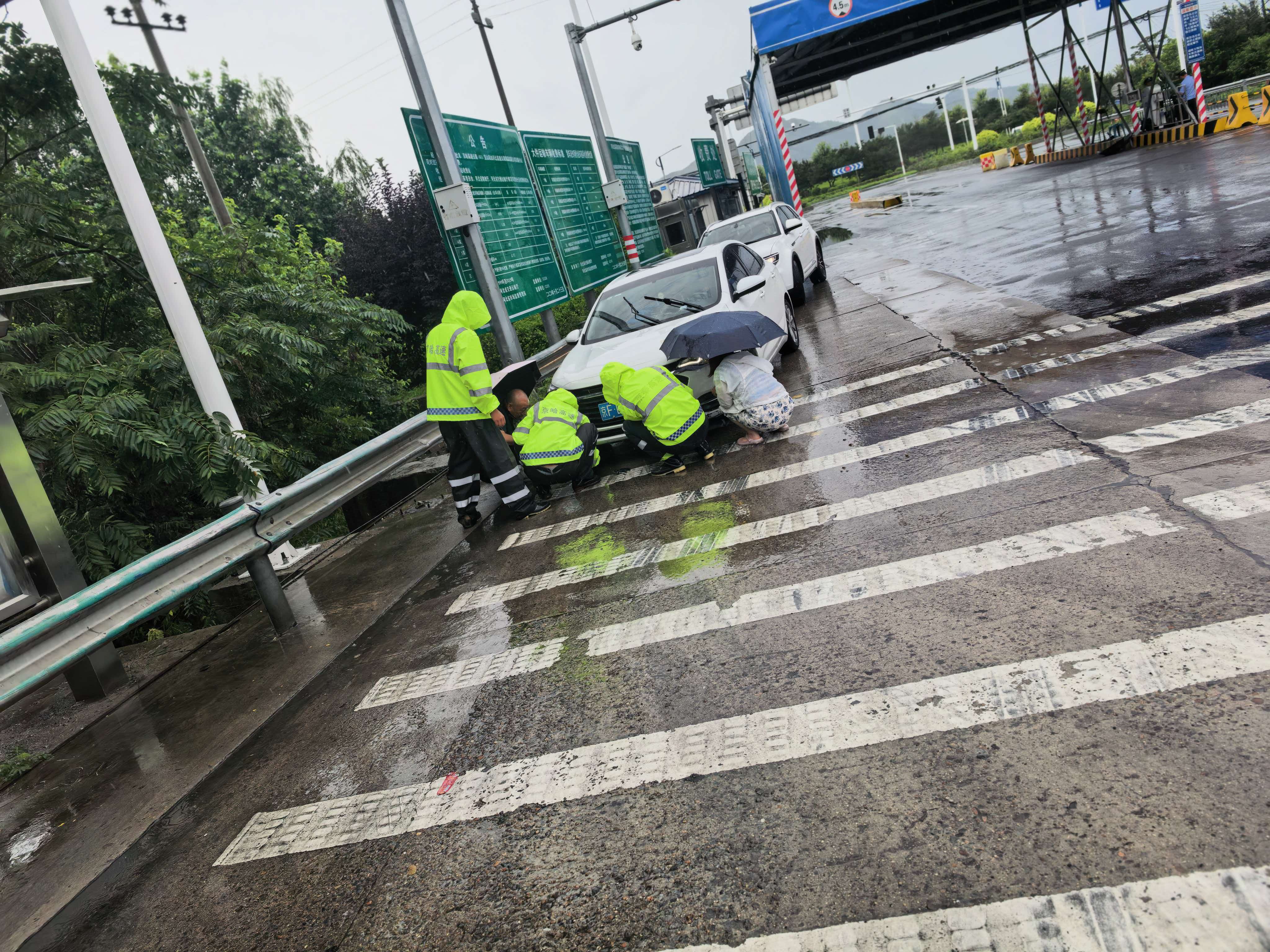 京秦分公司抚宁收费站：暴雨值守显担当 暖心相助解难题