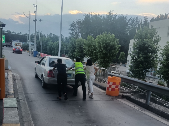 暖心助力解困境 高速服务显担当——鸦鸿桥收费站工作人员协助司乘推移故障车辆