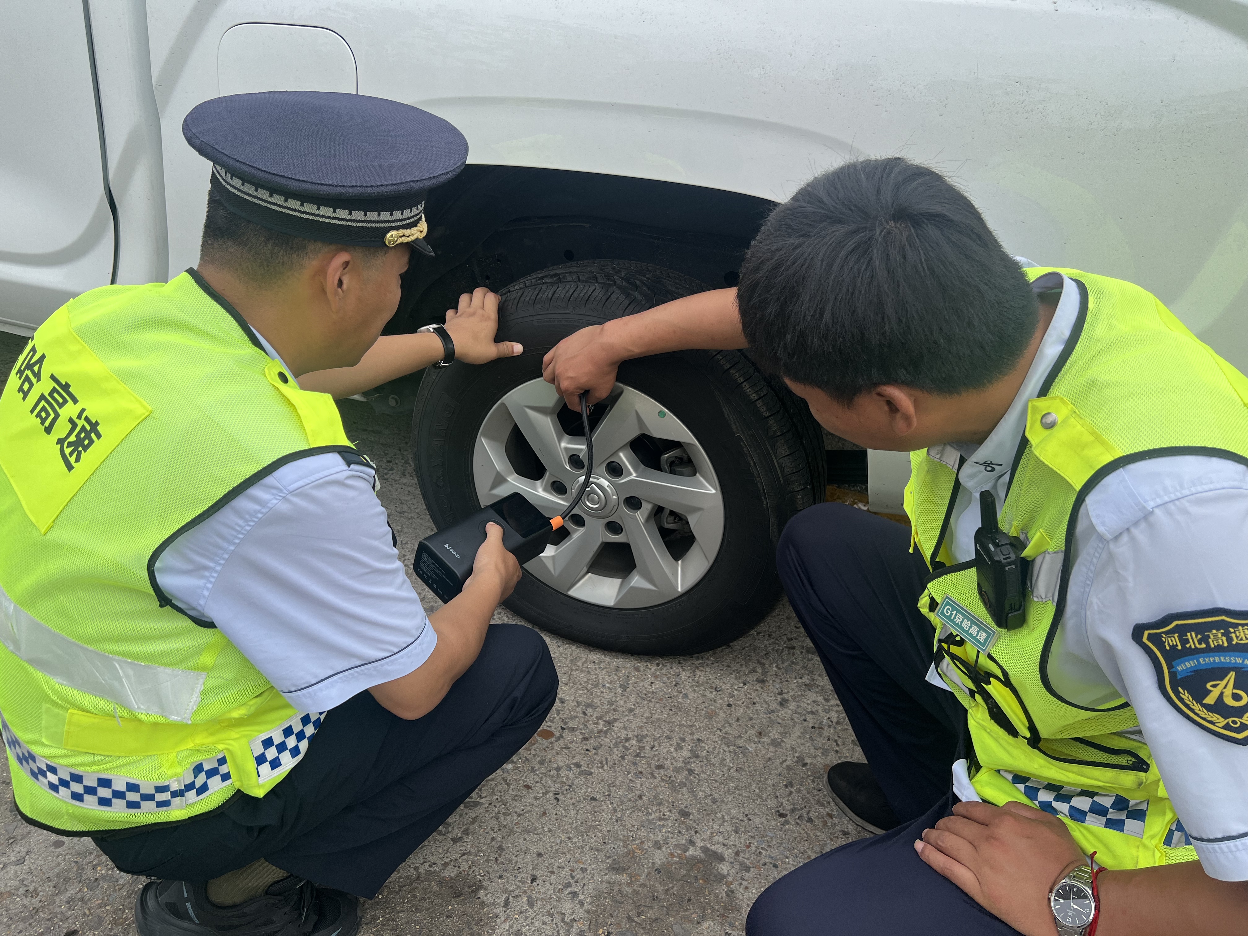 京秦分公司抚宁收费站：热心帮扶为司乘解燃眉之急