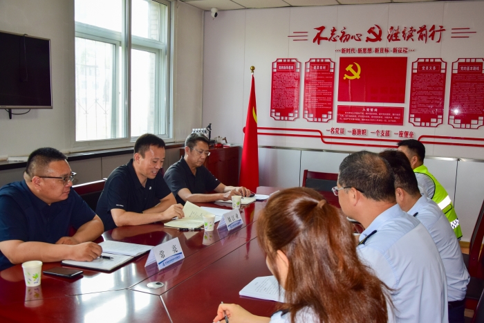 7月29日分公司副总经理刘江业到榛子镇收费站督导工作 (2)