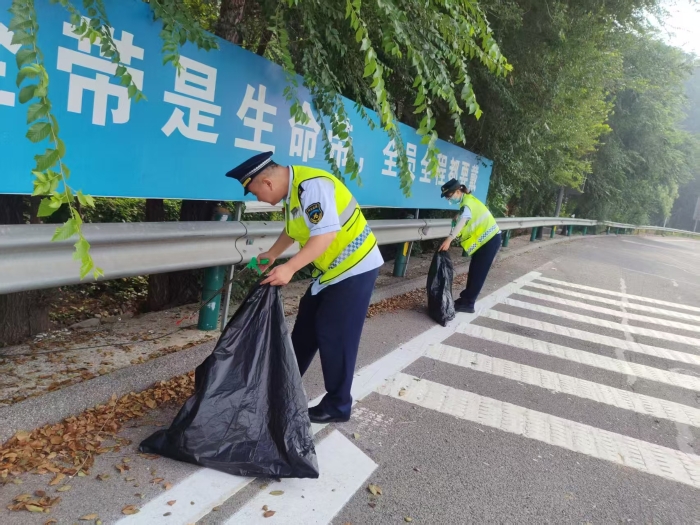 京秦分公司鸦鸿桥收费站：开展路域环境整治 擦亮高速通行窗口 (2)