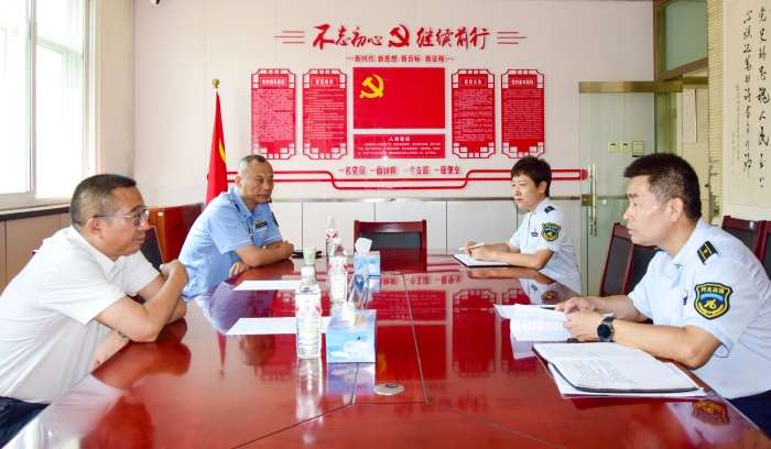 8月7日分公司党委书记高仕杰到榛子镇收费站督导旅游高峰期重点工作 (3)