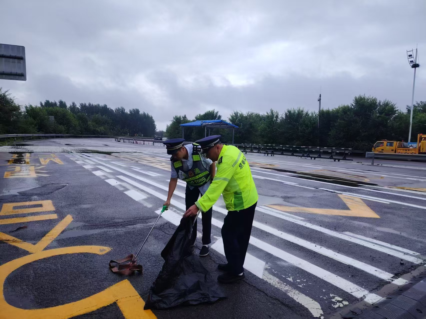 雨天清障护通行 整治环境保畅通——京秦分公司鸦鸿桥收费站扎实开展雨天路域环境专项整治