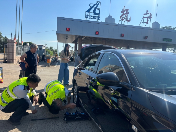 京秦分公司抚宁收费站：换胎解困助出游 暖心服务伴旅途
