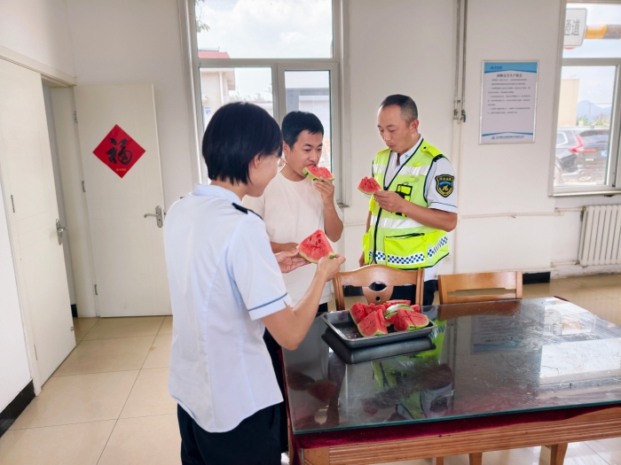京秦分公司孟姜收费站多措并举，全力做实旅游高峰期间后勤防暑保障工作