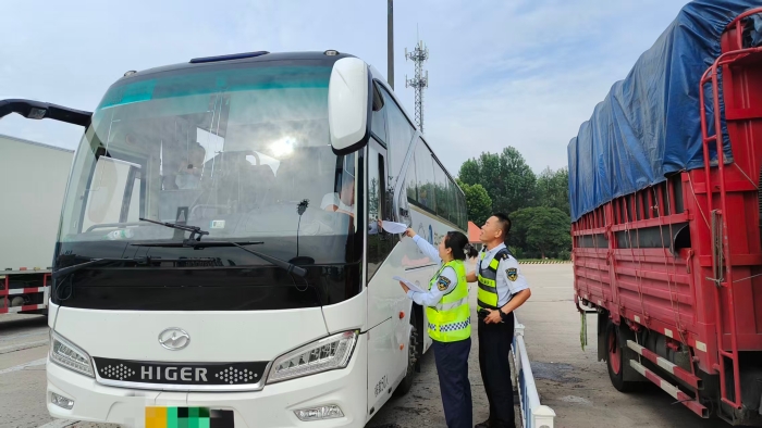 广纳司乘良言 提升高速服务品质——京秦分公司鸦鸿桥收费站走进玉田服务区开展问卷调查活动 (2)