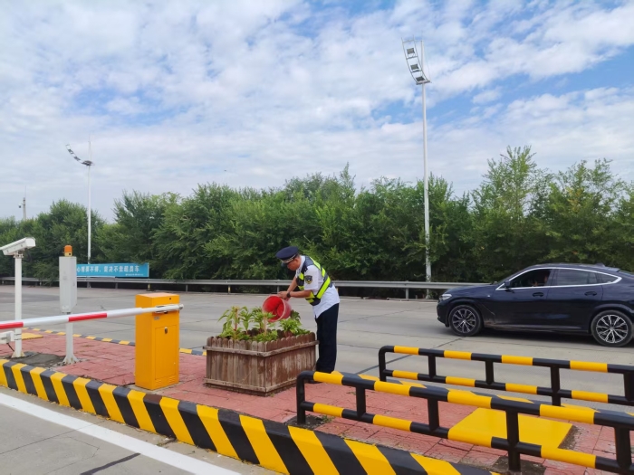 常态化整治 精细化养护——京秦分公司鸦鸿桥收费站打造畅洁绿美通行环境