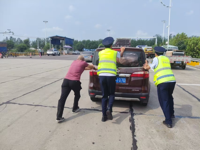 推车解难暖人心 便民服务显温情——京秦分公司鸦鸿桥收费站热心救助故障车