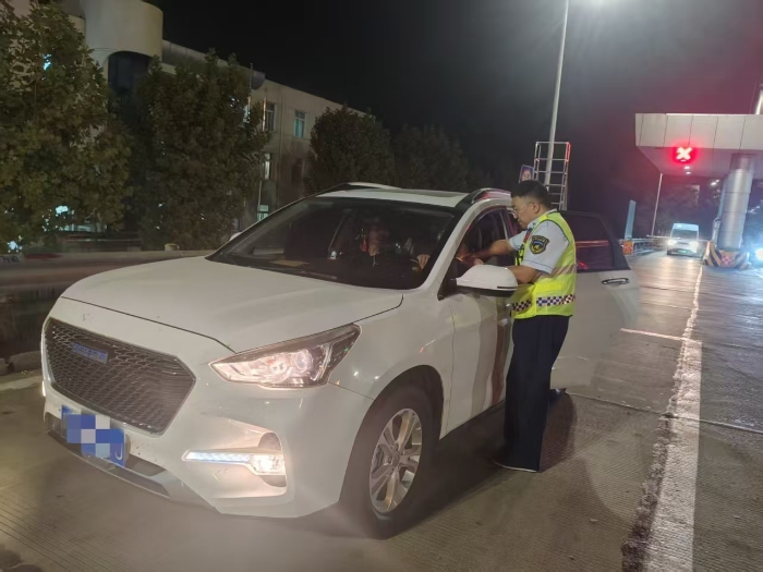 京秦分公司鸦鸿桥收费站：贴心服务暖深夜 助力司乘开具电子发票