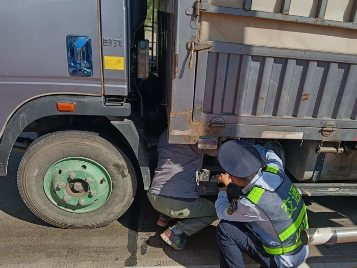 俯身解难题 服务暖旅途——京秦分公司鸦鸿桥收费站协助货车司机排查车辆故障