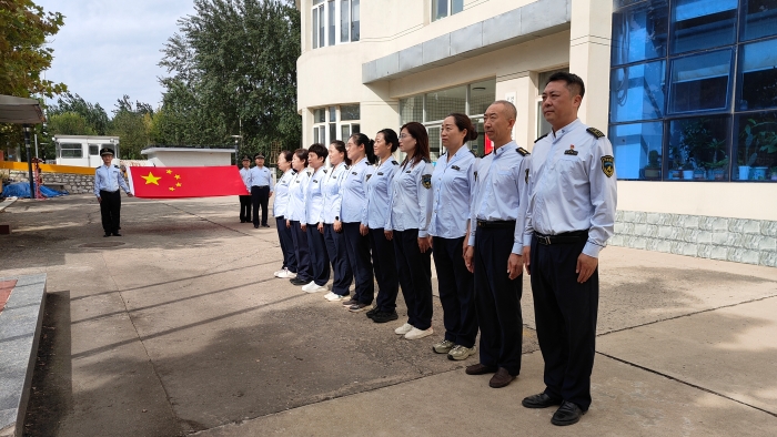 京秦分公司鸦鸿桥收费站：喜迎国庆升国旗 初心如磐护通行