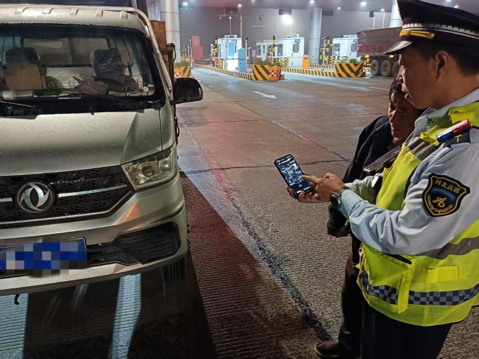 夜色指路暖司乘 高速服务解迷途——京秦分公司鸦鸿桥收费站热心帮助迷路司乘规划行车路线
